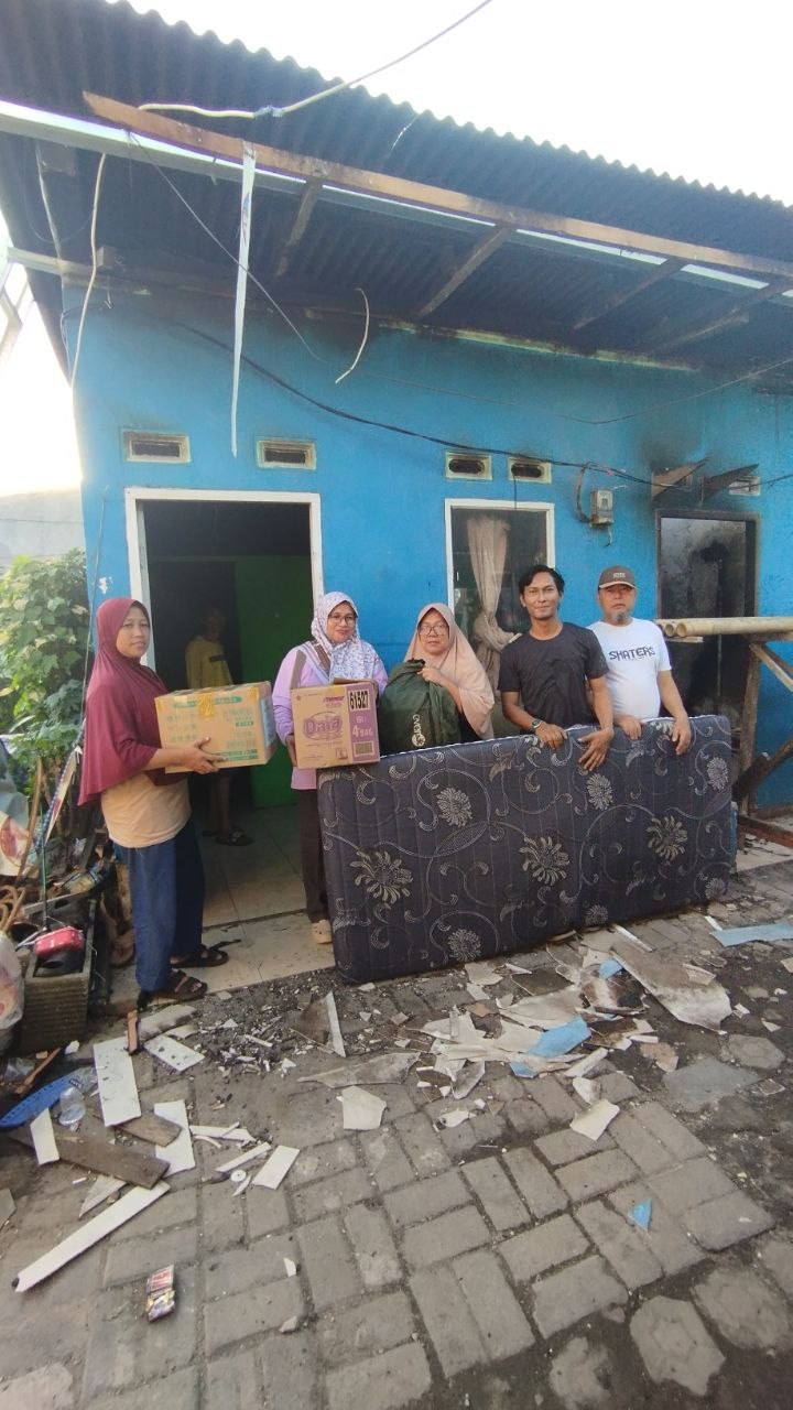 Donasi Barang Salurkan Bantuan untuk Penyintas Kebakaran di RW 12&nbsp;Jakamulya